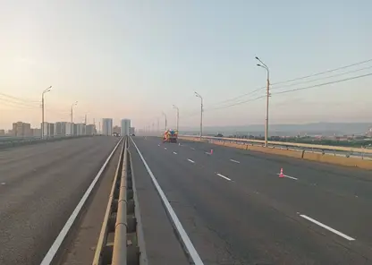 В Красноярске на Октябрьском мосту начали наносить дорожную разметку