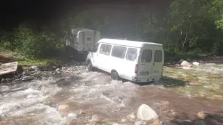 Спасатели из Иркутской области эвакуировали застрявший в реке автомобиль с людьми