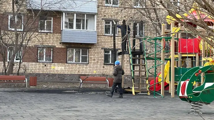 В Красноярске демонтировали часть сгоревшей детской площадки на Гладкова