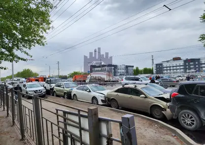 12 автомобилей пострадали в массовой аварии на ул. Пограничников в Красноярске