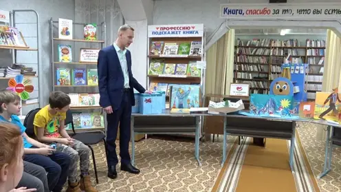Сотрудники Богучанской ГЭС передали районной библиотеке специализированные издания для слепых