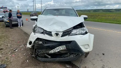 На трассе Красноярск - Элита водитель Nissan улетел в кювет после столкновения с Toyota RAV4