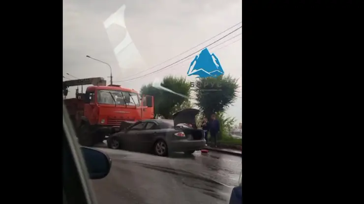 КАМАЗ и несколько легковушек столкнулись на Коммунальном мосту в Красноярске 