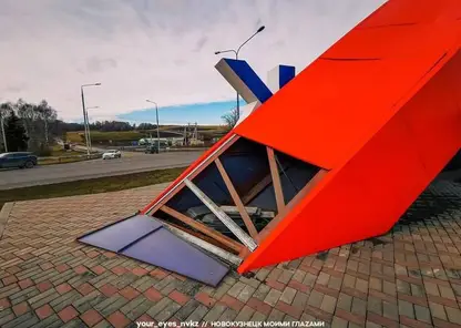 Штормовой ветер поломал стелу на въезде в Новокузнецк