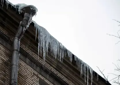 В Красноярске усиливают контроль за сосульками и снегом на крышах