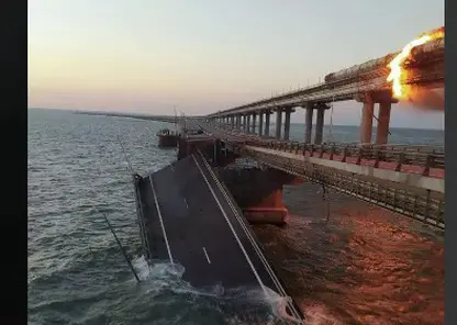 На Крымском мосту неизвестные взорвали грузовой автомобиль