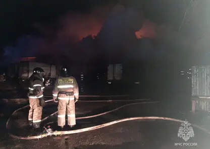 В Красноярске в ночь на 22 апреля загорелся склад с пивным оборудованием