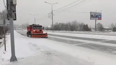 Более 250 рабочих и около 150 единиц техники борются с последствиями снегопада в Красноярске