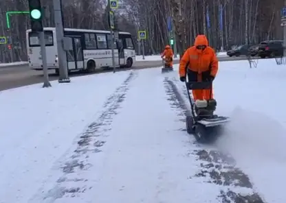 Красноярские коммунальщики очищают тротуары от снега с помощью мотоблоков