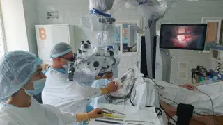 В Красноярском крае прошла первая операция с применением роботизированного микроскопа