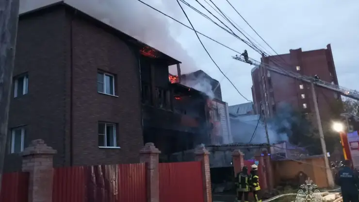 В Красноярске горит частный дом на площади 300 кв. м
