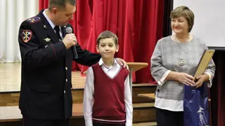 Заступившегося за пенсионерку школьника из Железногорска наградили полицейские 