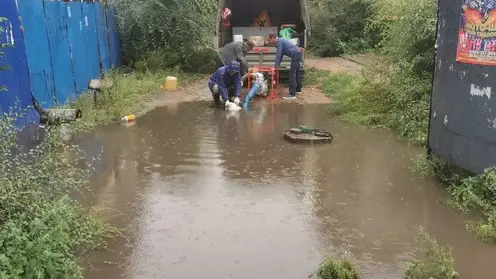 Из-за обильных дождей жители Улан-Удэ передвигаются по городу на лодках