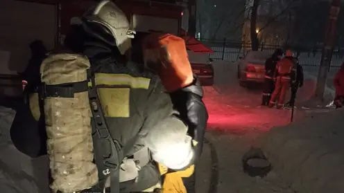 Барнаульские пожарные спасли 10 человек из горящего здания