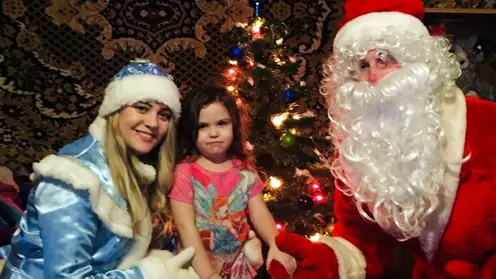 В Центральном районе Красноярска Дед Мороз навестил детей из многодетных семей