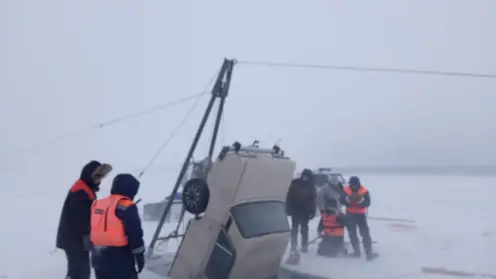Автомобиль с телом 40-летней погибшей женщины достали спасатели на Красноярском водохранилище