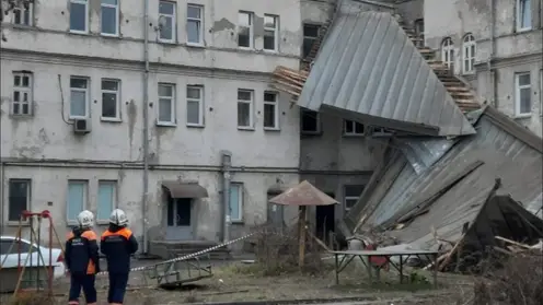 В Новосибирске из-за сильного ветра пострадала крыша общежития
