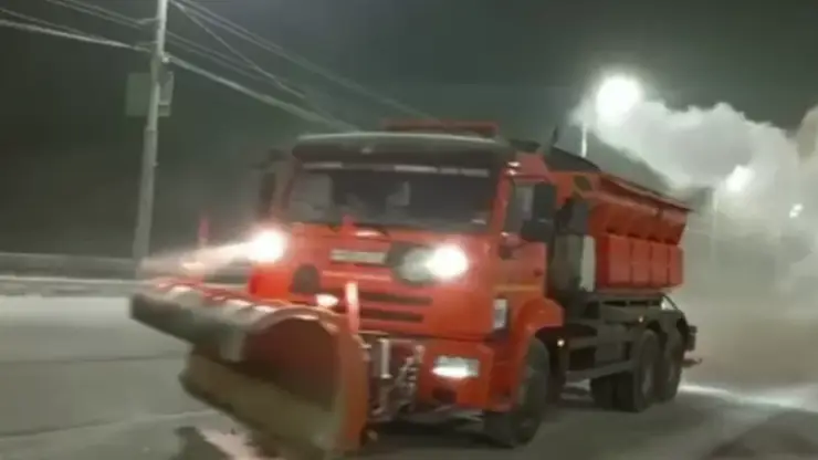 96 единиц спецтехники вышли на борьбу со скользкими дорогами в Красноярске