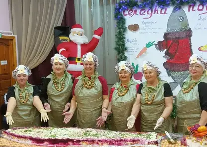 Пенсионеры из Хабаровска приготовили селедку под шубой массой 30 кг