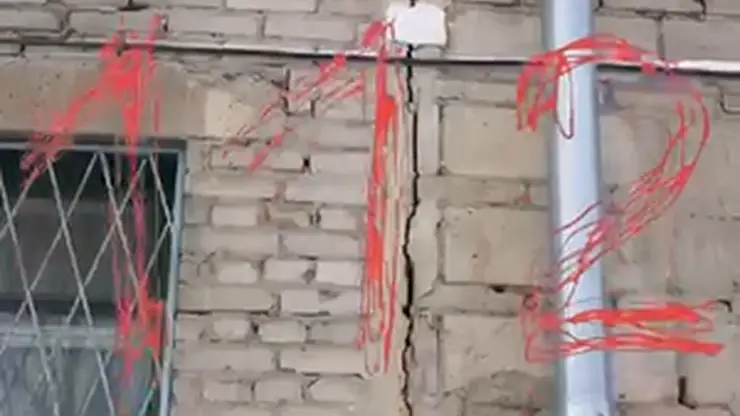 В Новосибирске из-за сильных морозов треснуло здание