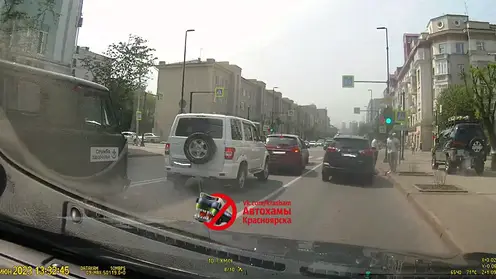 В центре Красноярска водитель решил объехать машины по тротуару