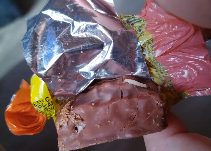 Ребенок из Алтайского края чуть не съел конфеты с неприятным сюрпризом