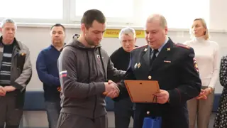 Полицейские Красноярска вручили благодарность тренеру за спасение женщины на мосту