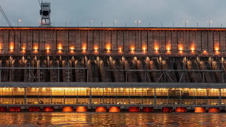 На Красноярской ГЭС с 6 по 9 мая включат архитектурную подсветку в честь Дня Победы