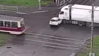 В Красноярске 62-летний водитель Honda проехал на «красный» и врезался в грузовик