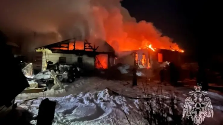 В поселке Алтайского края пожар уничтожил жилой дом