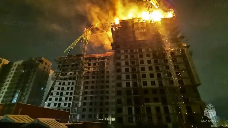 В Иркутске сотрудники МЧС установили вероятную причину пожара в строящемся здании