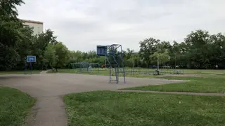 Ребенка придавило воротами в Красноярске во время игры