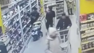 В Ачинске мужчин из магазина пытался вывезти в детской коляске 15 банок кофе
