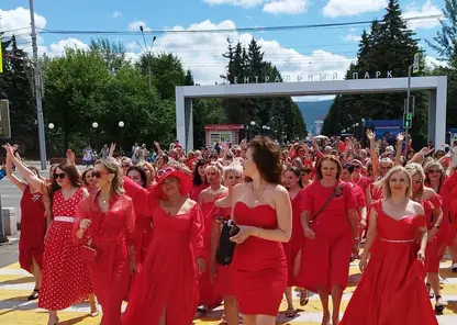 В Красноярске состоялось шествие женщин в красных платьях