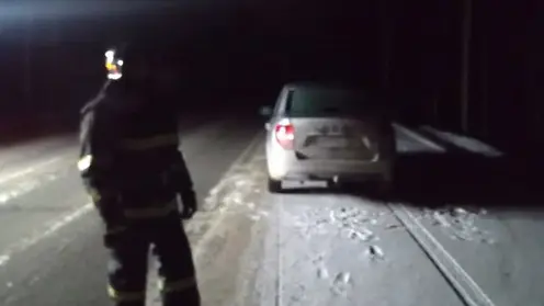 В Сухобузимском районе пожарные эвакуировали двух человек из сломавшегося на трассе автомобиля