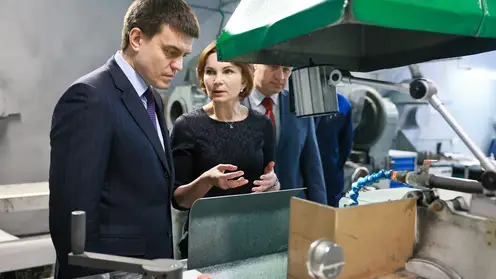 Губернатор Михаил Котюков ознакомился с работой уникального предприятия по производству германия