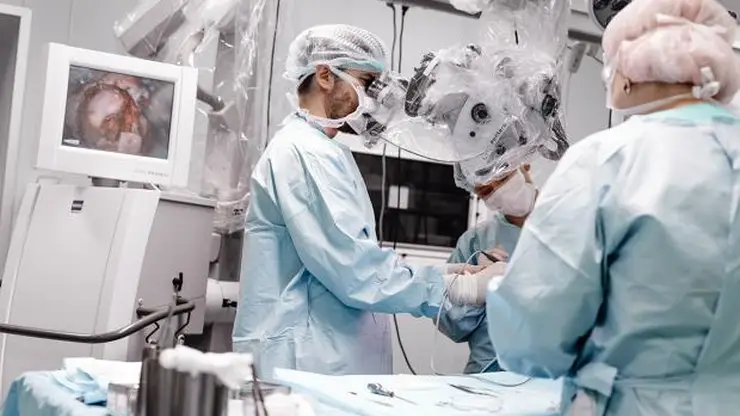 Хирурги из Новосибирска удалили у подростка опухоль с грецкий орех