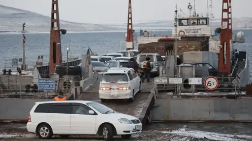 Паромные переправы и наплавные мосты начали закрывать в Красноярском крае