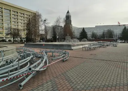 В Красноярске фонтаны на Театральной площади настраивают к 9 мая