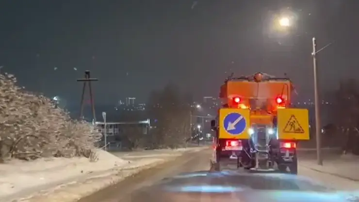Мэр Владислав Логинов поручил вывести на улицы Красноярска рабочих для уборки последствий ледяного дождя