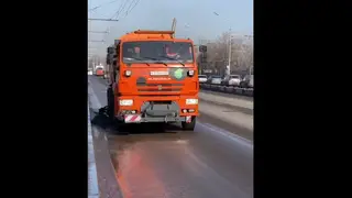 Большие дорожные пылесосы вышли на уборку улиц Красноярска