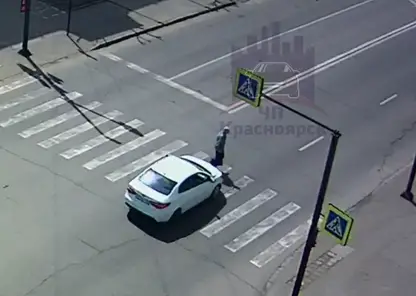 В центре Красноярска водитель иномарки сбил пешехода и переехал его ещё раз