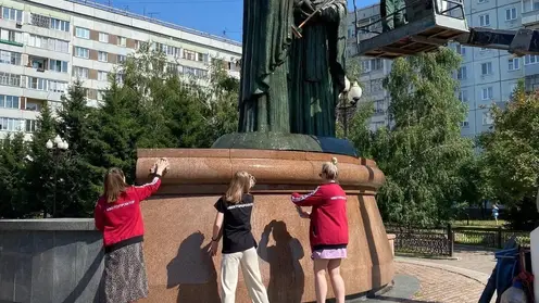 Ребята из красноярского МЦ «Вектор» привели в порядок памятник Петру и Февронии Муромским