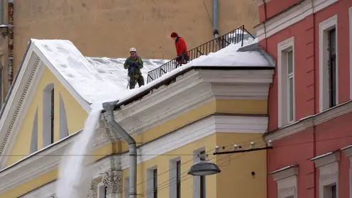 Жительница Барнаула попала в больницу из-за свалившегося с крыши снега