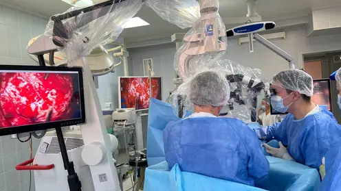 Хирурги из Иркутска с помощью микроскопа с навигацией удалили опухоль головного мозга