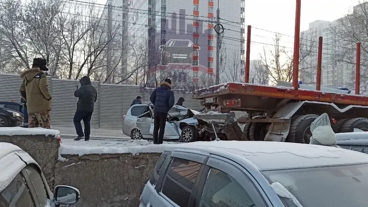 В Красноярске водитель Lada Priora погиб после столкновения с грузовиком на ул. Лесопарковая