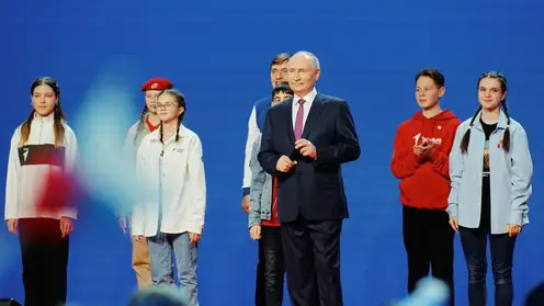 Школьница из Красноярска исполнила гимн России вместе с Владимиром Путиным