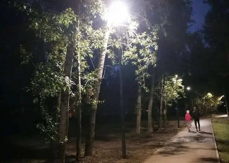 В Красноярске на острове Отдыха установили новое освещение