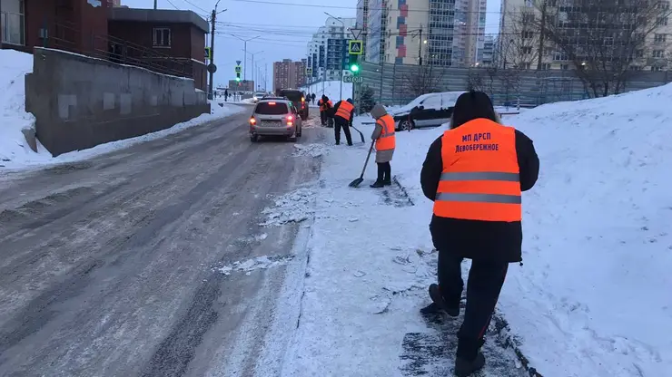 В Красноярске сотрудники ГИБДД борются с заснеженными тротуарами