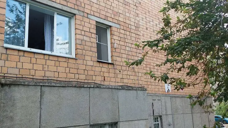 2-летний мальчик выпал из окна третьего этажа в Октябрьском районе Красноярска